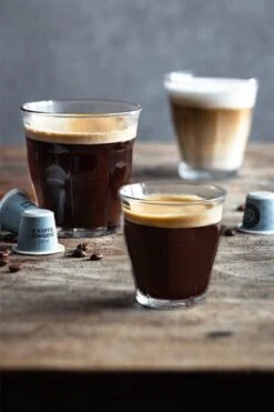 De Koffiejongens - Decaf - Nespresso Cups - 100% Biologisch Afbreekbaar - 60 Cups - 100% Nespresso Compatible 7 De Koffiejongens - Decaf - Nespresso Cups - 100% Biologisch Afbreekbaar - 60 Cups - 100% Nespresso Compatible -Beroemde Koffie Winkel 800x1200 12