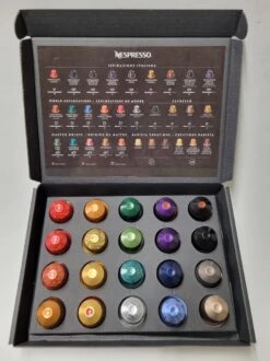 Koffie Proeverij Pakket Met 20 Stuks Verschillende Smaken En Mystery Card 'Enjoy The Sweet Moment' Met Persoonlijke (video) Boodschap | Verjaardag | Sinterklaas | Kerstpakket | Vaderdag | Moederdag | Jubileum | Valentijnsdag -Beroemde Koffie Winkel 899x1200 1